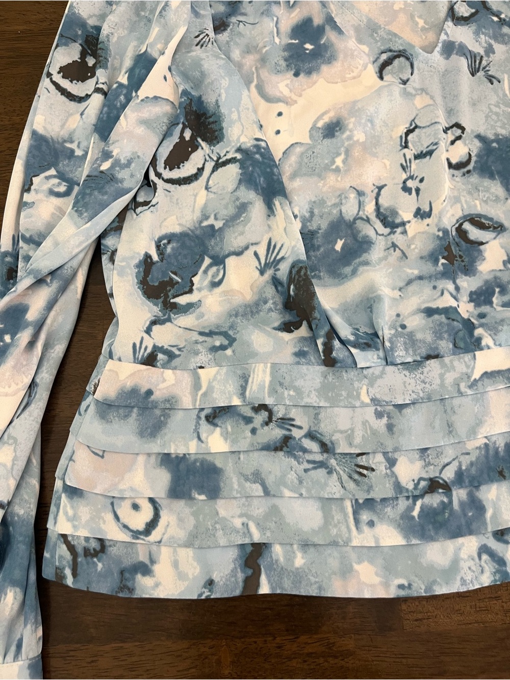 White House Black Market Blue and White Floral V-Neck Long-Sleeve Blouse Sz 8 - Picture 7 of 13